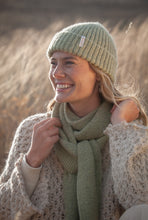 Cargar imagen en el visor de la galería, Triangular Scarf - Baby Alpaca