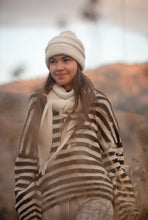 Cargar imagen en el visor de la galería, Triangular Scarf - Baby Alpaca